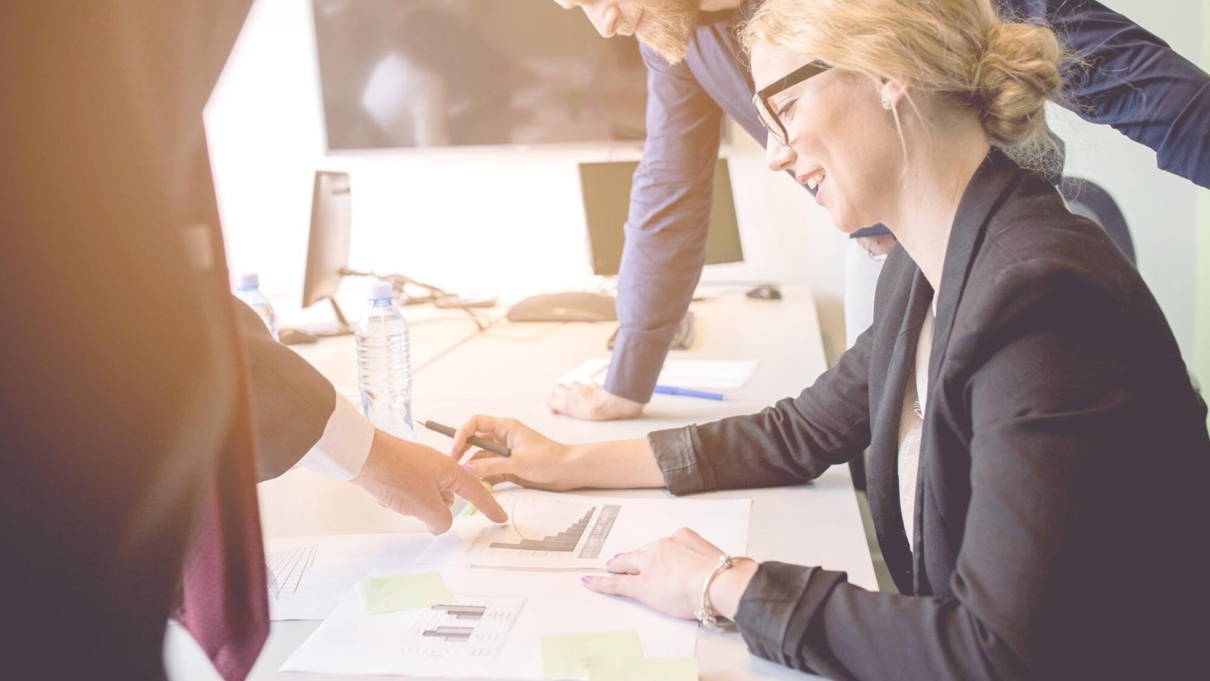 Espace de travail collaboratif avec équipements modernes